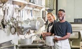 NECESITAMOS APOYO PARA LAVAR PLATOS/POSTULA